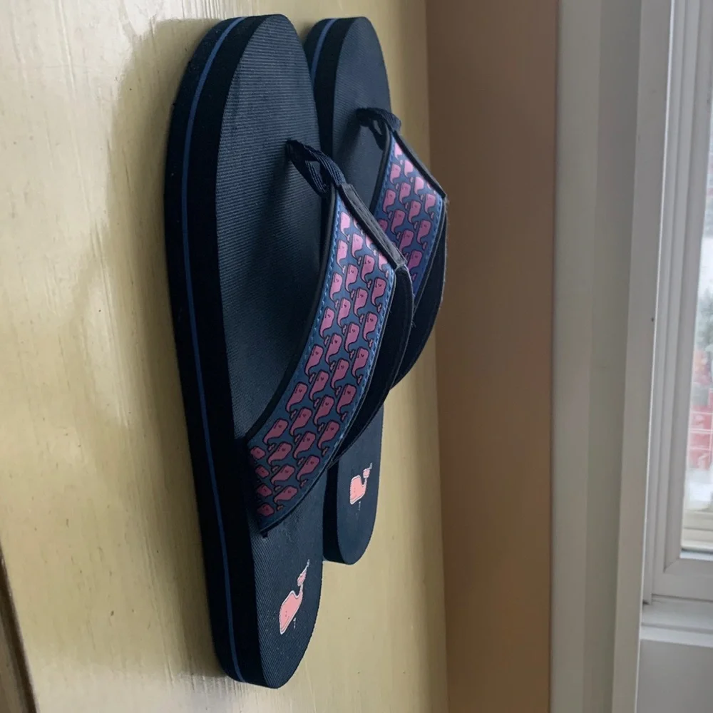 Girl’s Vineyard Vine Flip Flops Size 7
Navy and pink whales - Picture 4 of 4